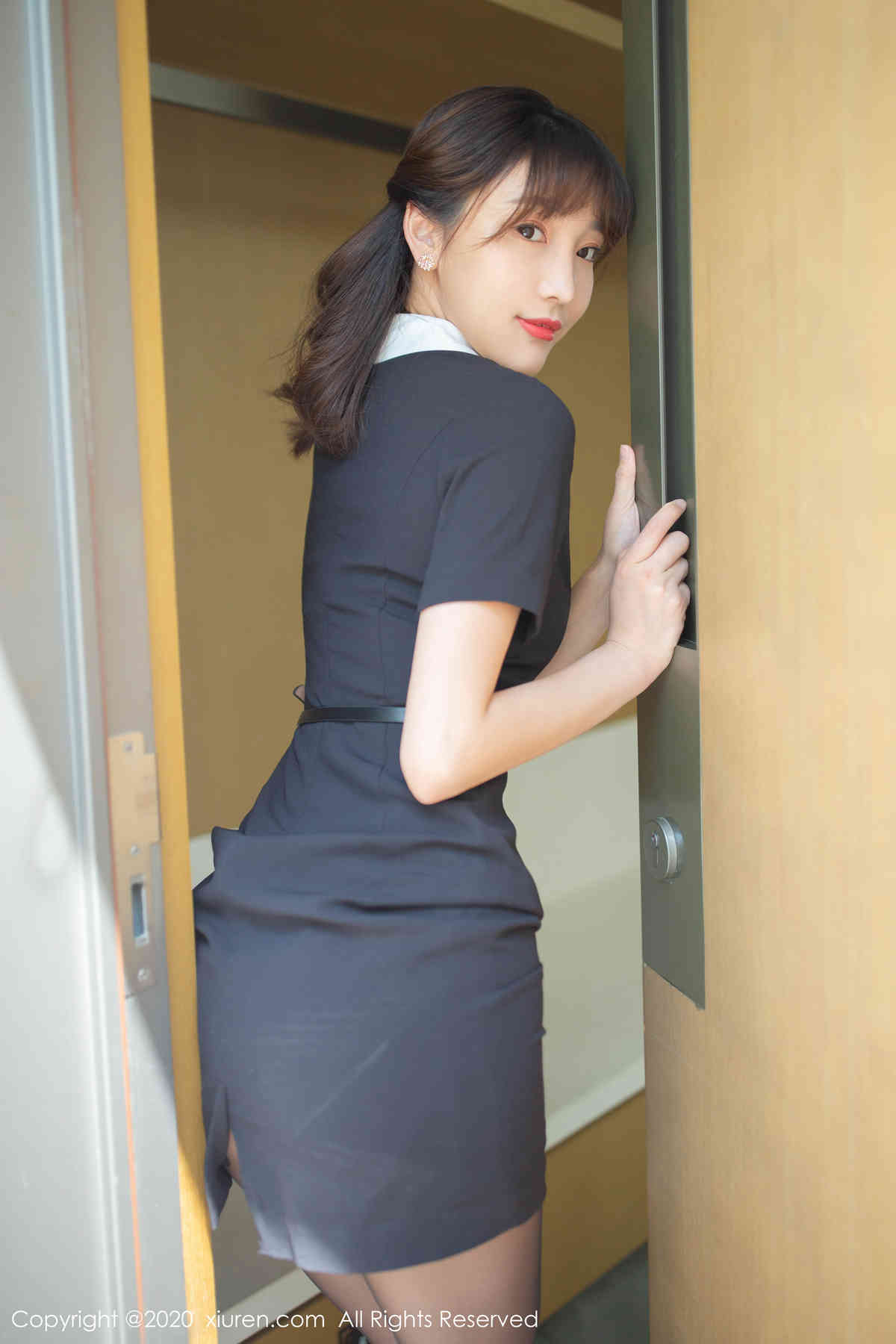 [XiuRen秀人网] 2020.04.23 No.2185 陆萱萱 美腿 黑丝