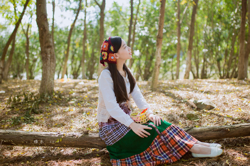 碎花裙美女森林捡松果