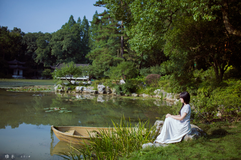 花园长裙飘飘美女