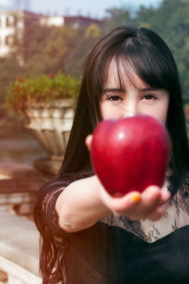 黑裙美女游园清纯写真