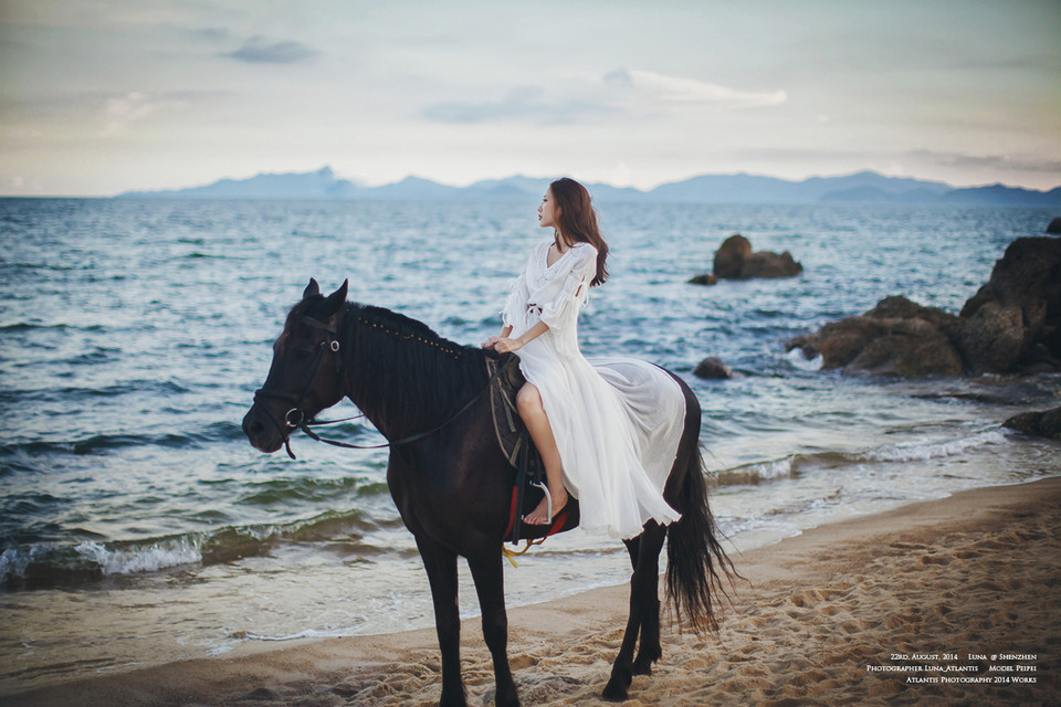 海边马背上的白裙美女