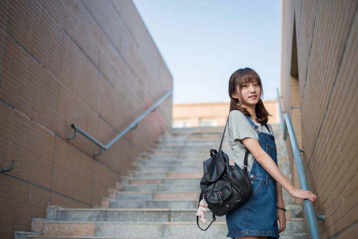 背带裤女子的双马尾清纯图