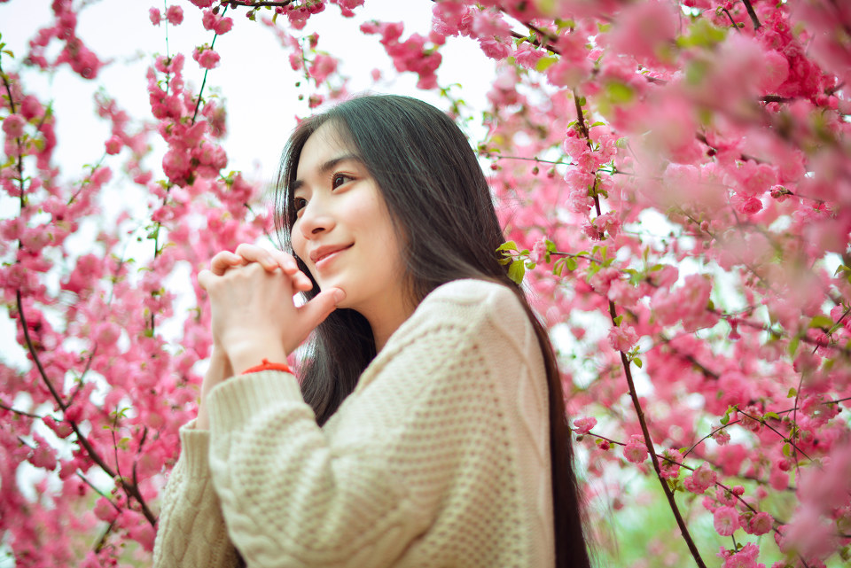 花下女子的甜美迷人图