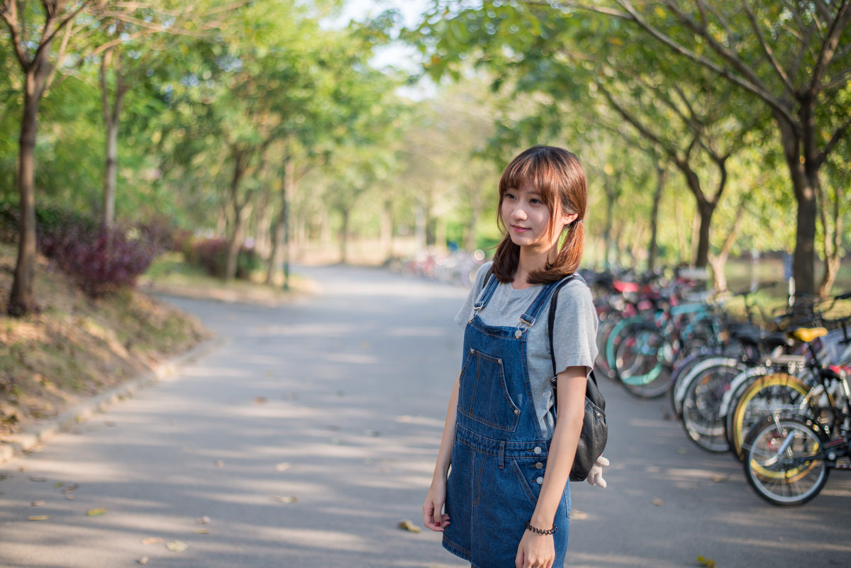 背带裤女子的双马尾清纯图