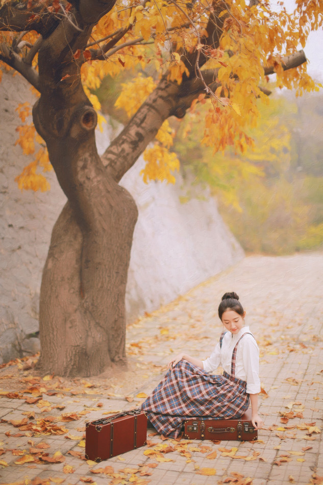 秋日的清纯女子铁轨图